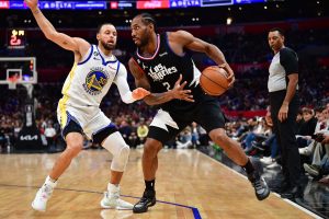 Kawhi Leonard defendido por Curry