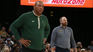 Doc Rivers y Billy Donovan dando indicaciones desde la banda.