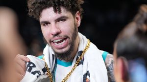 LaMelo Ball hablando con la prensa.