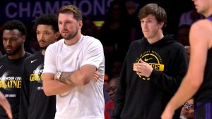 Luka Doncic justo a Austin Reaves en el banquillo de los Lakers.