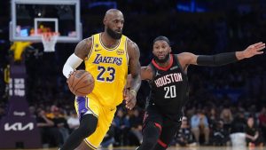LeBron James inicia un ataque para Lakers ante la defensa de Josh Okogie.