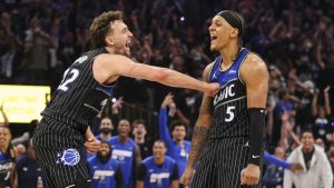 Paolo Banchero, celebrando junto a Franz Wagner contra los Pistons.