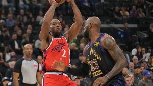 LeBron James y Kawhi Leonard, frente a frente durante un partido.