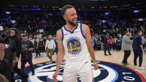 Stephen Curry, sonriente tras derrotar a los Clippers en el play-in de 2026.