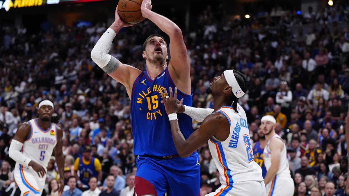 Nikola Jokic, iniciando un ataque ante Shai Gilgeous-Alexander.