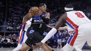 Paolo Banchero, iniciando un ataque contra los Detroit Pistons.