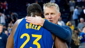 Draymond Green abraza a Steve Kerr durante un partido de la temporada 2025-26.