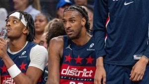 Alex Sarr, en el banquillo durante un partido de los Washington Wizards.