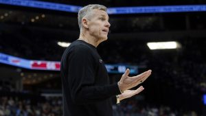 Billy Donovan, dirigiendo un partido con los Chicago Bulls.