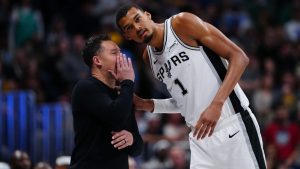 Victor Wembanyama, escuchando las indicaciones de Mitch Johnson.