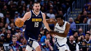 Nikola Jokic, jugando contra los Memphis Grizzlies.