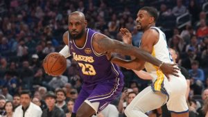 LeBron James, jugando contra Warriors en abril de 2026.