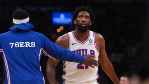 Joel Embiid, concentrado durante el quinto partido de la serie ante Boston.