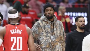 Kevin Durant, en la banda durante un partido de playoffs de los Houston Rockets.