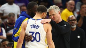 Steve Kerr, junto a Stephen Curry y Draymond Green al final del partido contra Phoenix.