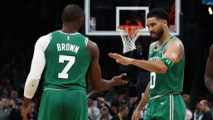 Jayson Tatum choca la mano con Jaylen Brown durante un partido de los Celtics.