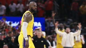 LeBron James, tras clavar un triple para forzar la prórroga contra Houston en playoffs.