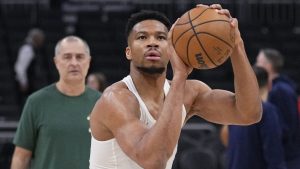 Giannis Antetokounmpo, durante un calentamiento con los Milwaukee Bucks.
