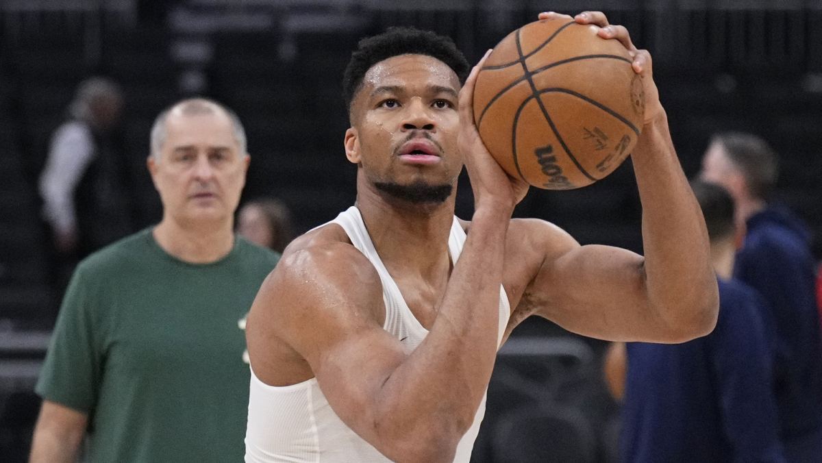 Giannis Antetokounmpo, durante un calentamiento con los Milwaukee Bucks.