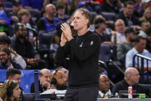 Brian Keefe, dirigiendo un partido de los Washington Wizards.