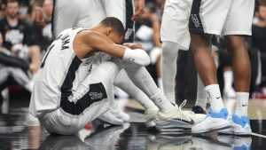 Los Spurs pierden y Wembanyama da un susto