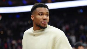 Giannis Antetokounmpo vestido de calle.