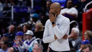Jamahl Mosley durante su último partido al mando de los Orlando Magic.