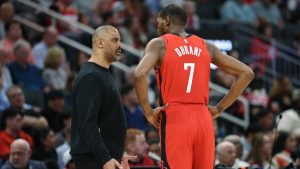 Ime Udoka da indicaciones a Kevin Durant.