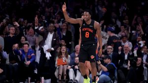 OG Anunoby celebra un triple.