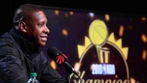 Masai Ujiri durante una rueda de prensa con los Toronto Raptors.