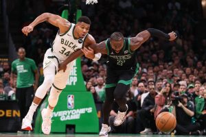 Jaylen Brown y Giannis Antetokounmpo corriendo por un balon