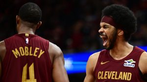 Evan Mobley y Jarret Allen comparten celebración con los Cleveland Cavaliers.