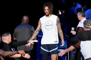 Brandon Clarke, saludando