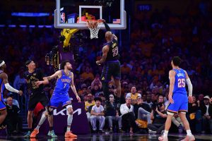 LeBron James haciendo un mate contra oKC