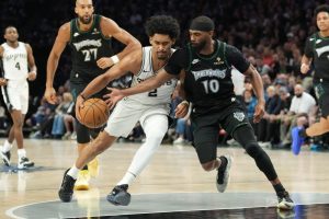 Mike Conley tratando de robarle el balon a Harper
