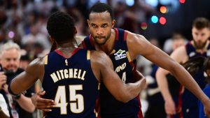 Donovan Mitchell y Evan Mobley, abrazados tras derrotar a los Pistons.