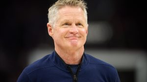 Steve Kerr, sonriente durante un partido de los Golden State Warriors.