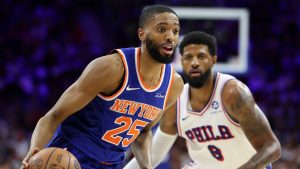 Mikal Bridges, disputando un partido con los New York Knicks.