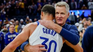 Steve Kerr, abrazando a Stephen Curry durante un partido de los Warriors.