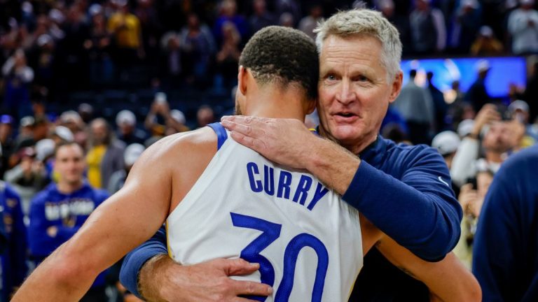 Steve Kerr, abrazando a Stephen Curry durante un partido de los Warriors.
