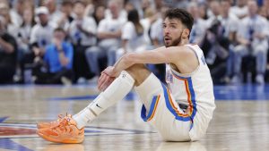 Chet Holmgre, sobre la cancha de los Thunder durante las finales del Oeste contra los Spurs.