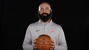 Onsi Saleh, posando en el media day de los Atlanta Hawks.