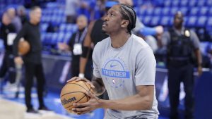 Jalen Williams, calentando antes de un partido de los Oklahoma City Thunder.