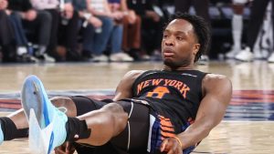 OG Anunoby, tirado sobre el parqué durante un partido contra los Sixers en playoffs.