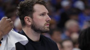 Luka Doncic, siguiendo un partido de playoffs de los Lakers desde la banda.