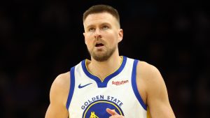 Kristaps Porzingis, disputando un partido con los Golden State Warriors.