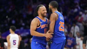 Jalen Brunson, celebrando la victoria ante Philadelphia junto a Mikal Bridges.