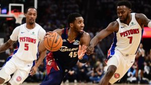 Donovan Mitchell, buscando la canasta ante la defensa de los Pistons.