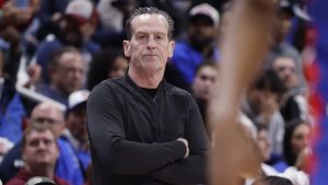 Kenny Atkinson, dirigiendo un partido de playoffs de los Cleveland Cavaliers.