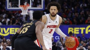 Cade Cunningham, encarando a Donovan Mitchell en el Game 1 de la serie ante Cleveland Cavaliers.